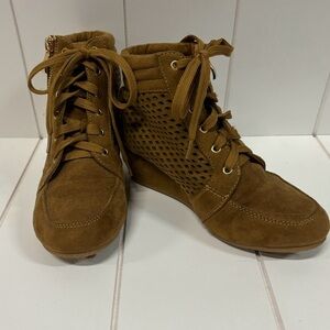 Link brand lace up boots